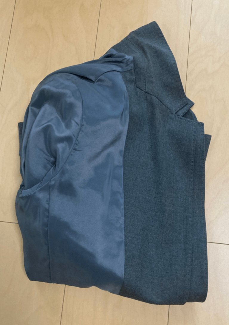 ジャケットのたたみ方は裏返しでシワにならない!簡単収納法も紹介